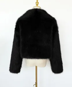 Nahaufnahme der plüschigen schwarzen Kunstfellstruktur einer kurzen Winterjacke