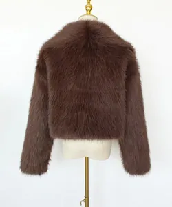 Detaillierte Rückansicht einer modischen kurzen dunkelbraunen Kunstpelzjacke für Herbst und Winter.