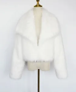 Detailansicht einer luxuriösen weißen Kunstpelz-Kurzjacke auf einem Schaufensterpuppenständer