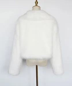 Rückansicht einer weißen luxuriösen Kunstpelz-Kurzjacke auf einem Schaufensterpuppe
