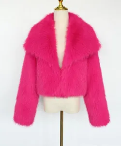 Elegante, leuchtend rosa kurze Kunstpelzjacke mit breitem Kragen und plüschiger Textur.