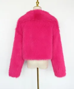 Rückansicht einer pinkfarbenen Kunstpelz-Kurzjacke mit weicher Plüschtextur