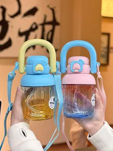 Détail de deux gourdes en Tritan dégradé avec sangles de transport rose et bleu
