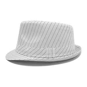 Sombrero de jazz blanco elegante con rayas diagonales negras clásicas y ala curva estilosa