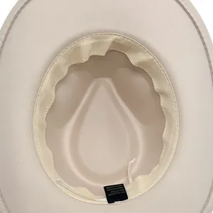 Détail intérieur du chapeau en feutre de laine beige avec étiquette et bandeau