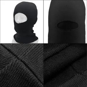 Vue détaillée de la texture de la cagoule tricotée noire et de la doublure polaire chaude