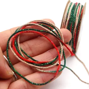 Detailansicht der 1,2 mm handgedrehten Baumwollschnur mit Goldfaden für DIY-Schmuckherstellung.