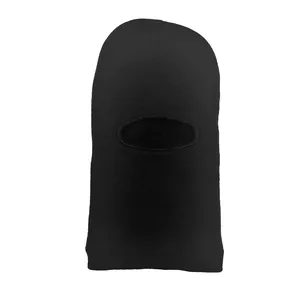 Vue rapprochée d'une cagoule tricotée noire à un trou pour la protection hivernale