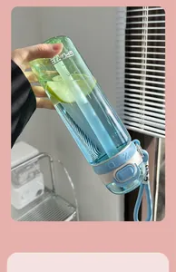 Primer plano de una refrescante botella de agua con pajita y degradado verde-azul.