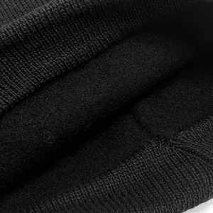 Détail de la doublure en polaire noire douce à l'intérieur d'un bonnet d'hiver tricoté