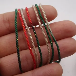 Makroansicht der 1,2 mm handgedrehten Baumwollschnur mit feinem Goldfaden für DIY-Schmuck