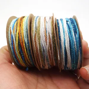Detailaufnahme von 1,2mm Baumwollschnur mit Goldfäden für DIY-Bastelarbeiten.