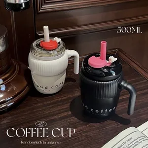 Vue détaillée des tasses à café nuage de 500 ml avec poignées et bouchons de paille