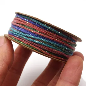 Detailansicht von 1,2 mm buntem Baumwollgarn mit Goldfäden für DIY-Bastelarbeiten