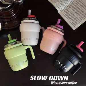 Gros plan de tasses à café isolées Cloud élégantes en quatre couleurs avec des pailles.