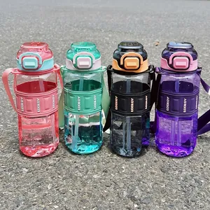 Lot de quatre bouteilles d'eau de sport colorées avec pailles et sangles de transport