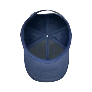 Vista detallada de la estructura interna y el forro de la gorra de béisbol azul marino.