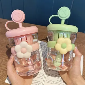 Bicchieri con cannuccia in plastica a tema fiori rosa e verdi