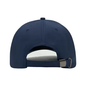Vista trasera de la gorra de béisbol azul marino repelente al agua con hebilla