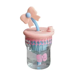 Süßer rosa-blauer Wasserbecher mit Schleife und Strohhalm, ästhetischer Becher für das Büro