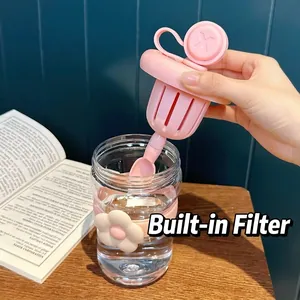 Vista dettagliata del filtro per tè rosa e agitatore per bottiglia in plastica