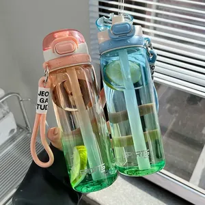 Botella de agua moderna degradada con pajita para deportes y aire libre