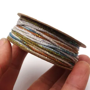 Detaillierte Nahaufnahme von 1,2 mm buntem Baumwollfaden mit Glitzer auf einer Spule
