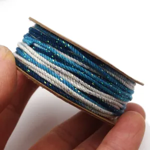 Detailansicht von 1,2 mm buntem, handgedrehtem Baumwollfaden mit metallischem Glitzer
