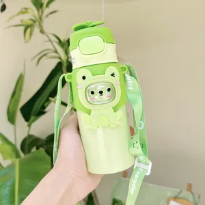 Detailansicht einer niedlichen grünen Frosch-Wasserflasche mit verstellbarem Gurt