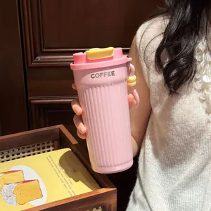 Vista dettagliata di una tazza da caffè in acciaio inox 316 rosa con coperchio a doppia bevanda