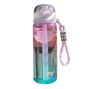 Botella de agua deportiva degradada con pajita y correa púrpura para uso al aire libre