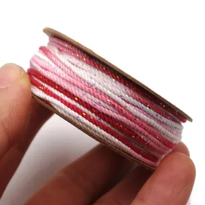 Nahaufnahme von 1,2 mm Baumwollfaden mit rosa Farbverlauf und goldenen Glitzerakzenten