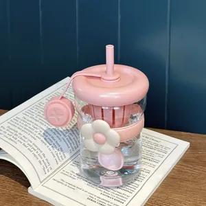 Vista dettagliata di un simpatico infusore per tè rosa posto su un libro aperto