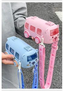 Détail des gourdes bus ours roses et bleues pour enfants avec sangles réglables