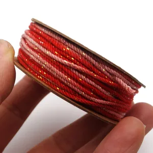 Detailansicht der 1,2 mm handgedrehten roten Baumwollschnur mit Goldfaden-Akzenten