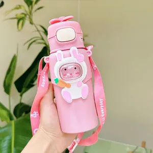 Detailansicht einer rosa Kinder-Thermoskanne mit süßem Hasenmotiv und Trageriemen