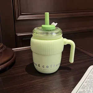 Détail d'une tasse à café nuage vert clair minimaliste avec paille sur bureau