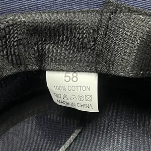 Vue détaillée de l'étiquette 100% coton et de la taille 58 d'un chapeau bob bleu.
