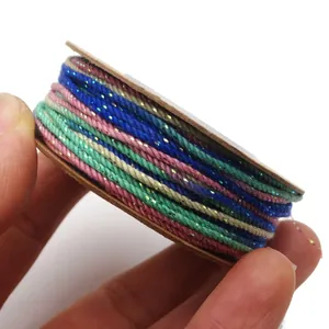 Nahaufnahme von 1,2 mm buntem Glitzer-Baumwollfaden auf Spule für Bastelarbeiten