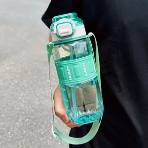 Gros plan d'une bouteille de sport avec paille et bandoulière réglable portable