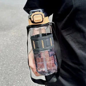 Gros plan d'une bouteille d'eau de sport avec sangle et étui LOOKOY