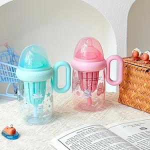 Detailansicht von rosa und cyanfarbenen Tritan-Wasserflaschen mit Teesieb und Griffen
