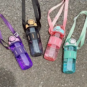 Lot de quatre gourdes de sport de 750 ml colorées avec sangles réglables