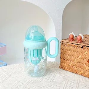 Detailansicht der minzgrünen Tritan-Milchtasse mit süßen Hundemustern und ergonomischem Griff