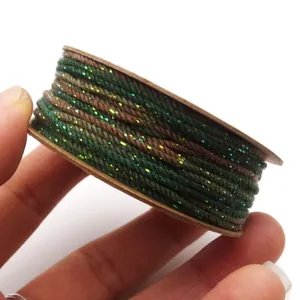 Detailansicht von 1,2 mm handgedrehtem Baumwollfaden mit schimmernden Goldakzenten