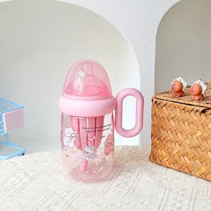 Nahaufnahme einer rosa Tritan-Studenten-Milchtasse mit niedlichen Bärenmotiven
