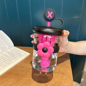 Dettaglio di una bottiglia per tè in plastica trasparente con decorazione a fiore rosa