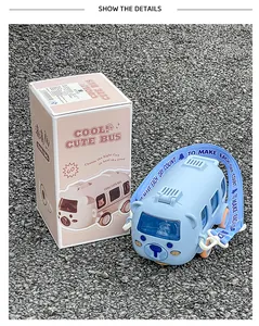 Détail d'une jolie gourde pour enfants en forme de bus bleu avec son emballage