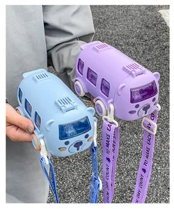 Gros plan de gourdes mignonnes en forme de bus pour enfants en bleu et violet avec paille.