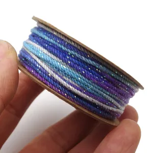 Nahaufnahme von 1,2mm mehrfarbigem Baumwollfaden mit glänzendem Gold-Metallic-Glitzergarn
